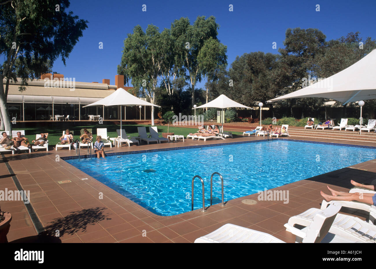 Wunderbares Resort in der Nähe von Alice Springs im Outback Australien in die Wüste namens Desert Gardens Resort mit Pool und das gute Leben Stockfoto