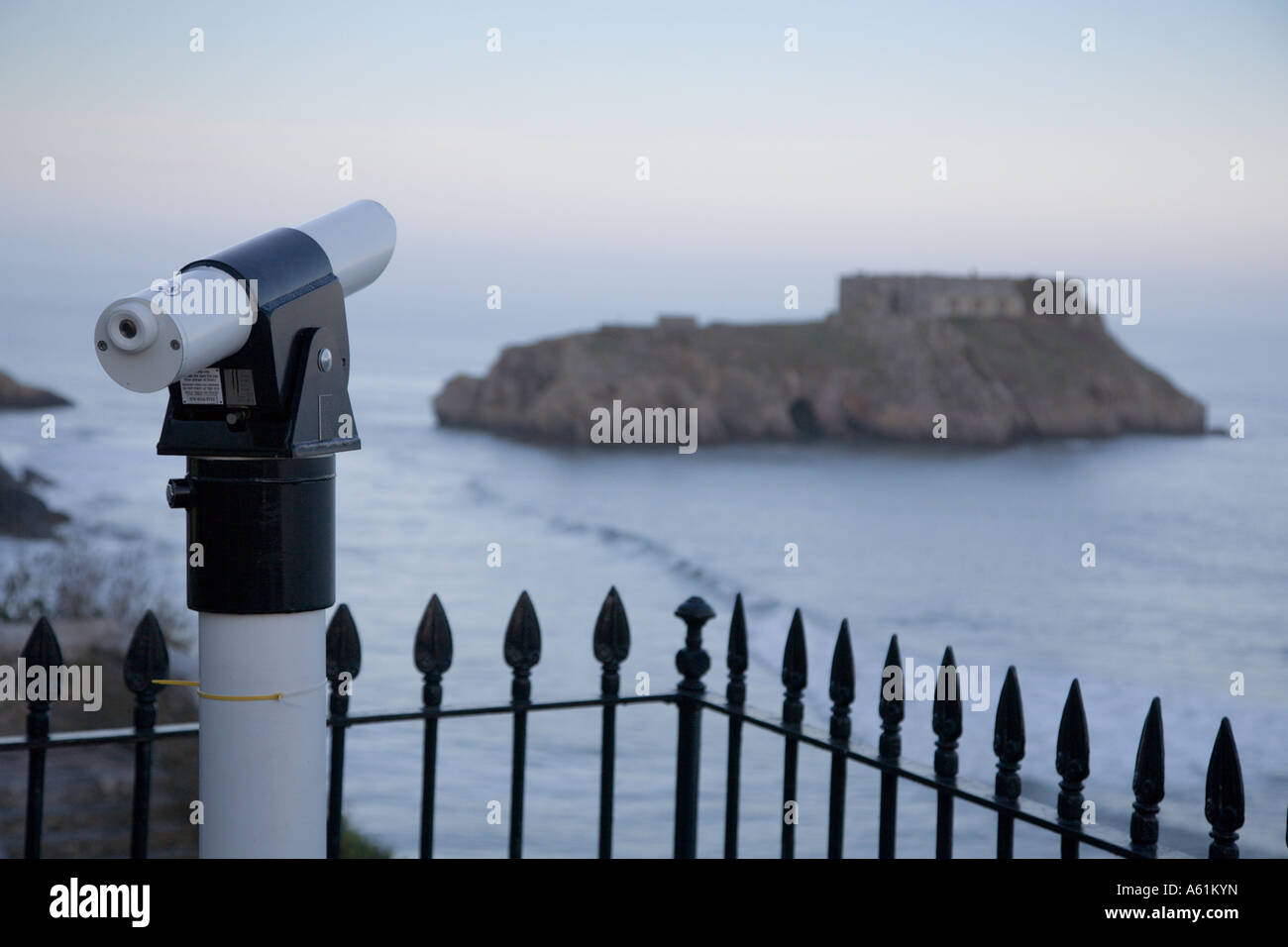 Münz-Teleskop in Tenby mit St Catherines Island im Hintergrund Stockfoto