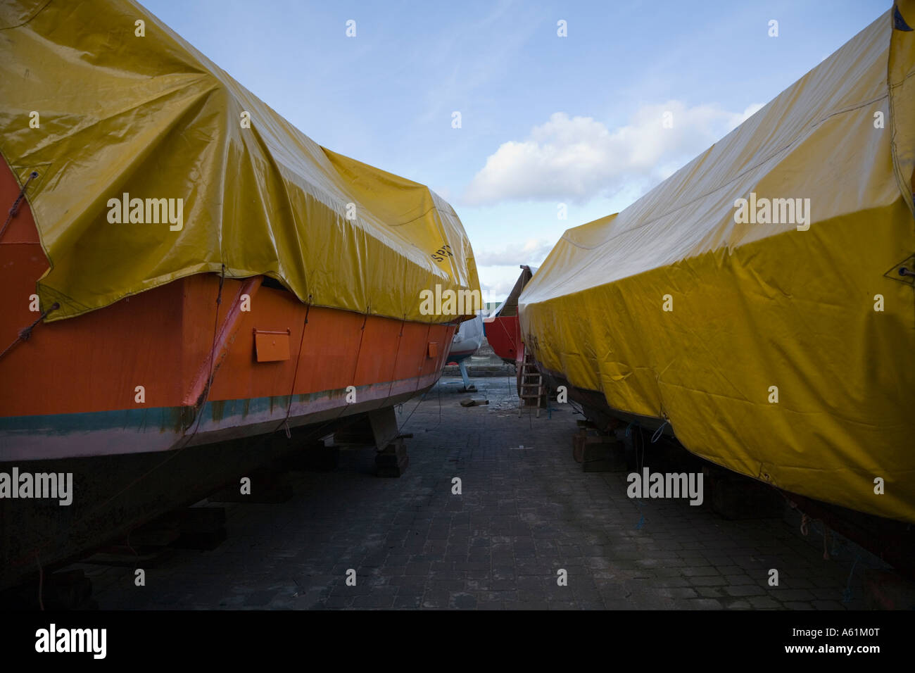 Boote für den Winter in Tenby Pembrokeshire aufgelegt Stockfoto