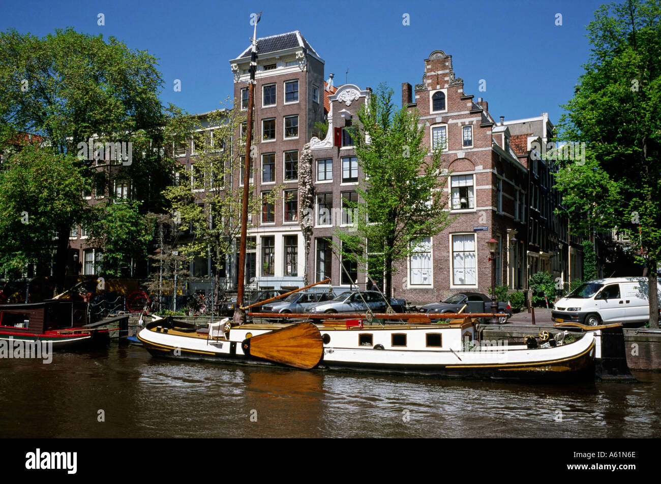 Traditionelles Hausboot Amsterdam festgemacht an der Kanalseite Stockfoto