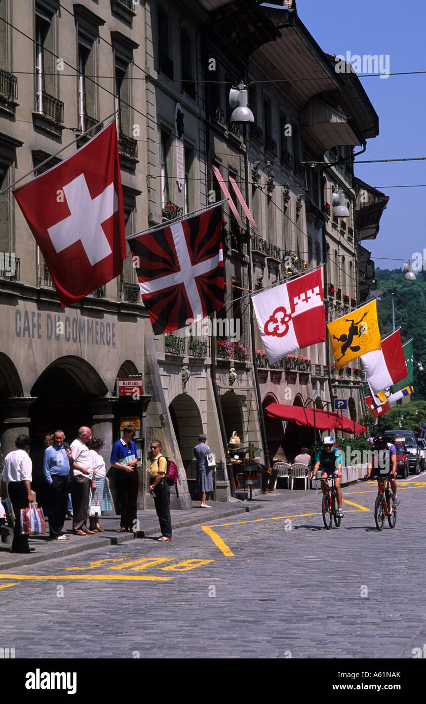 Leben in der Schweiz schöne Straße mit Fahnen in großen Dorf Bern ...