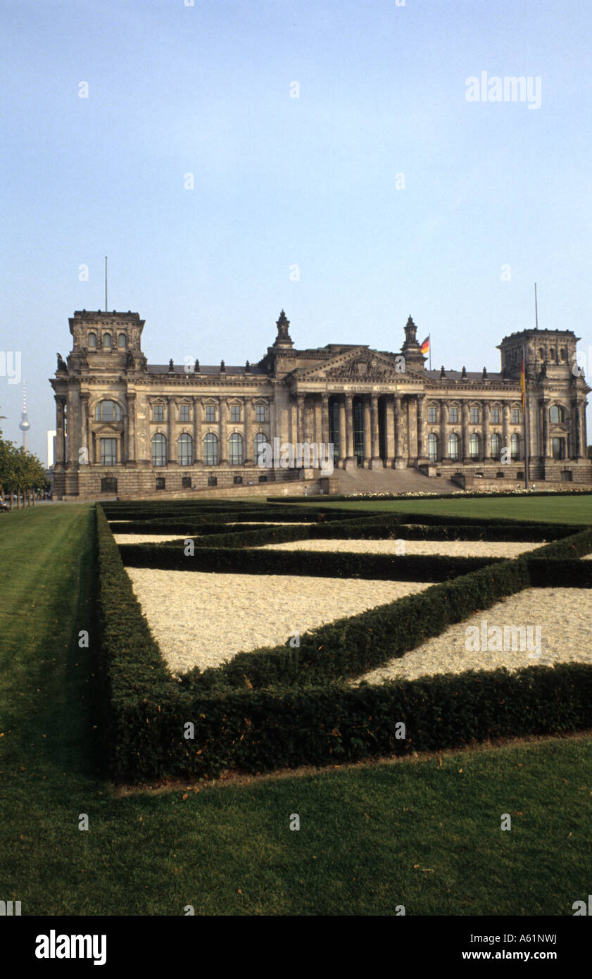 Leben in Deutschland in Berlin am berühmten Hitler Reichstagsgebäude mit deutscher Flagge in Berlin Deutschland Stockfoto