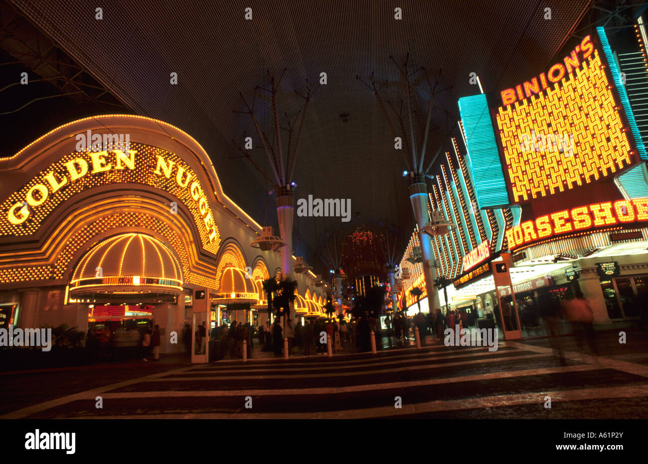 Glücksspiel im Golden Nugget Hotel in der Wüste spannende Las Vegas Nevada in der Nacht mit der Neon-Licht und Energie in die Stockfoto