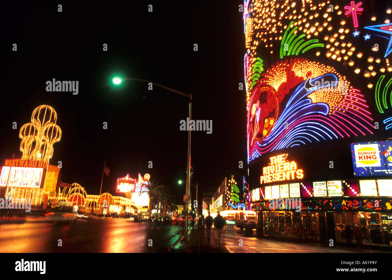 Bei der Strip in der Wüste Nevada Las Vegas in der Nacht mit der Neon-Licht und Energie in den USA spannende Glücksspiele Stockfoto