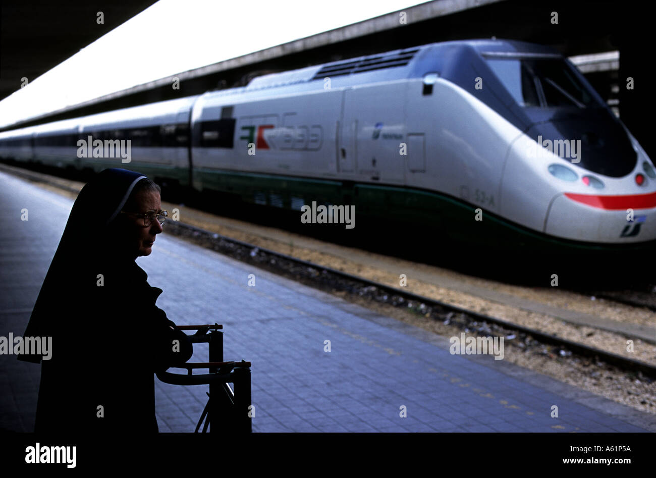 Italienische Eisenbahn Schnellzug warten Abfahrt in Rom Stockfoto