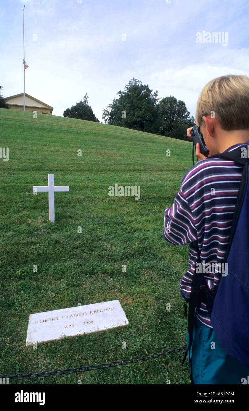 Ein kleiner Junge nimmt Bild des berühmten Bobby Kennedy Grabes in Washington, D.C. in den USA Stockfoto