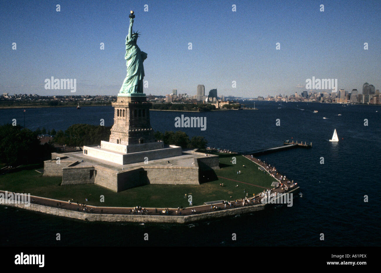 Die Schönheit der berühmten Statue of Liberty aus einer Ebene oberhalb des Denkmals vor 9 11 in New York City USA Stockfoto