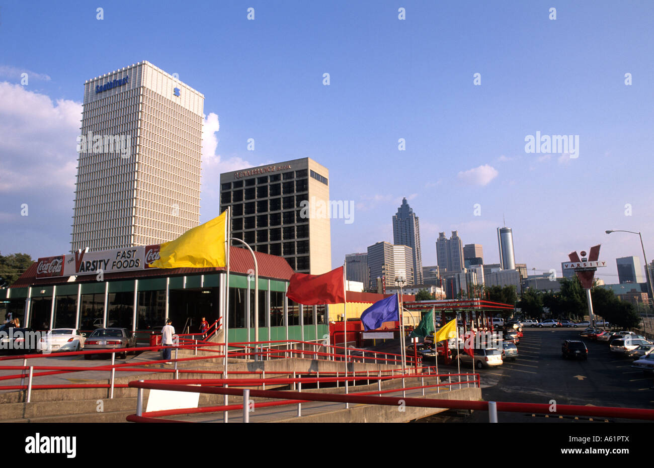 Skyline von Atlanta Georgia und das berühmte Varsity-Restaurant an der Georgia Tech University im Süden der USA Atlanta Stockfoto