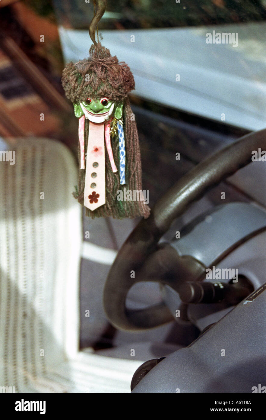 Tribal Mann Glücksbringer in Auto hängen Stockfoto