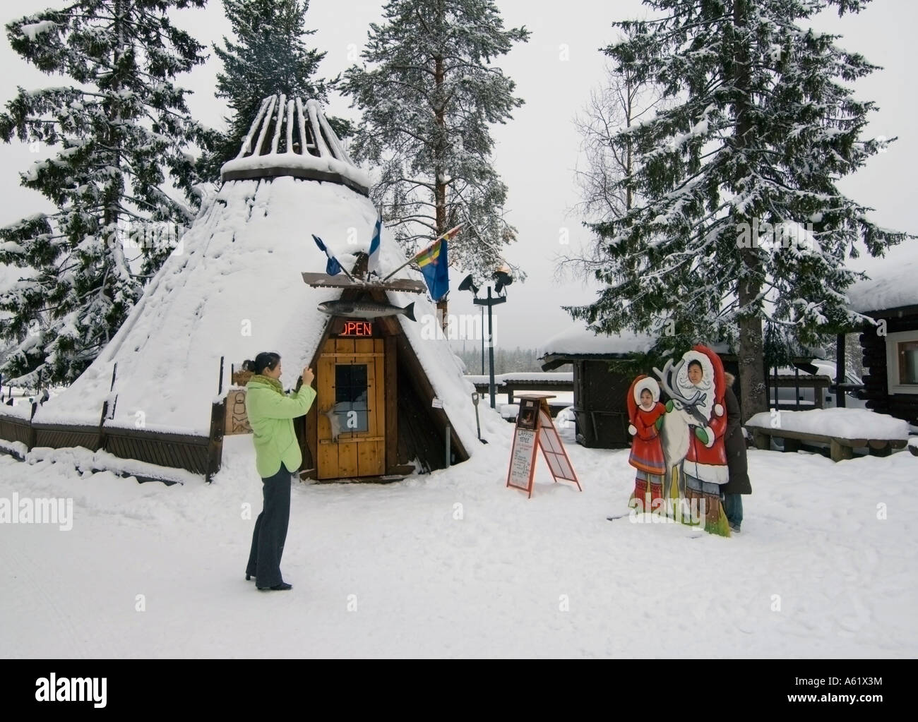 Touristen jedes andere Fotografieren, Santa Claus Village, Rovaniemi, Lappland, Finnland, Europa, Arktis Stockfoto