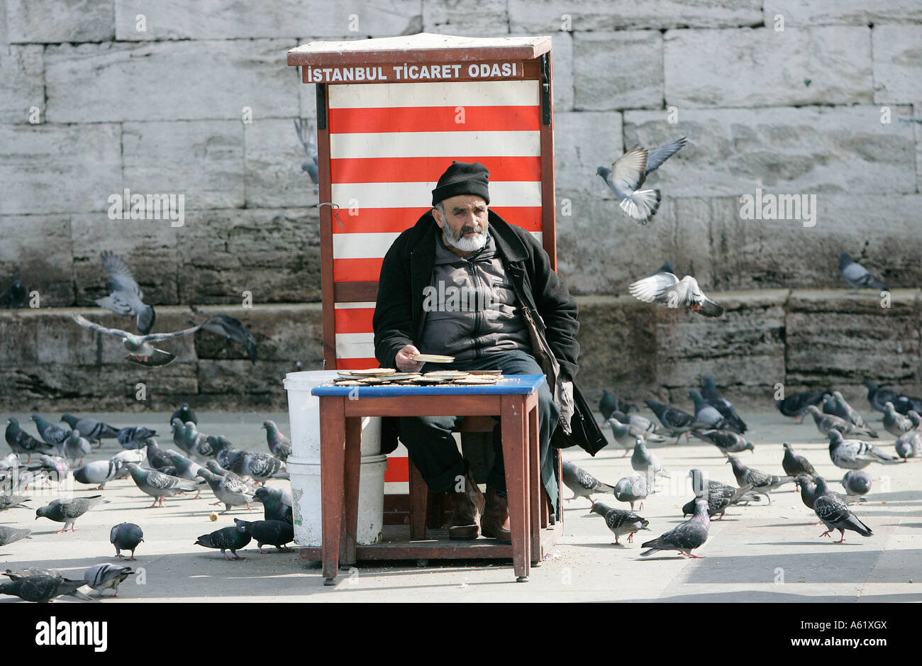 Ein Steet-Verkäufer (Händler) verkauft Flaggen in Zentralverriegelung Istanbul, Türkei. Stockfoto