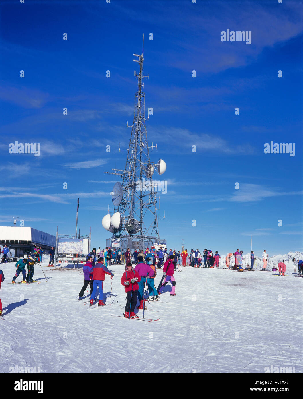 Skifahrer vor Radio Turm, Kronplatz, Bruneck, Tiroler, Italien Stockfoto