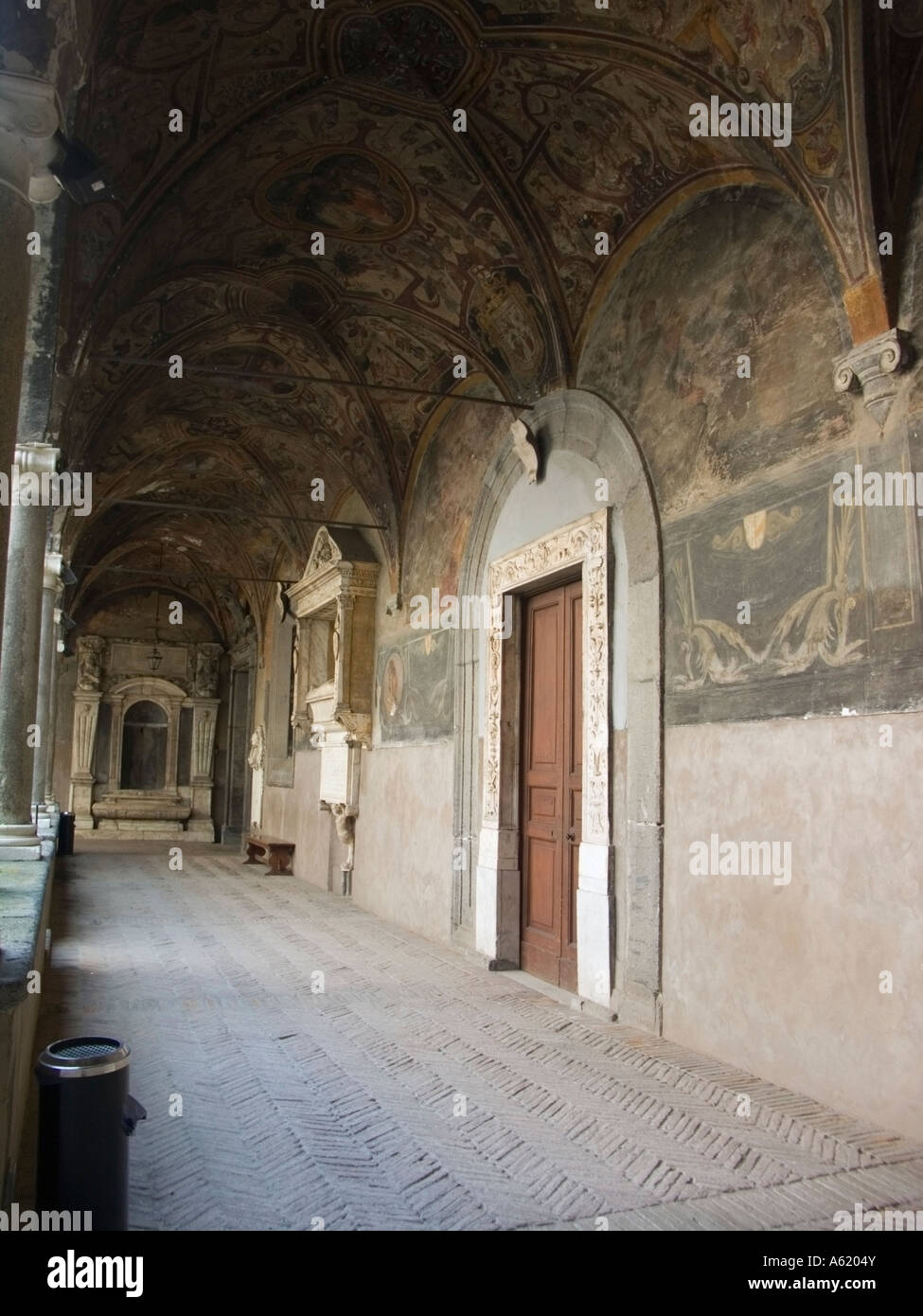 Freskomalerei von Simone Papa, die das Leben des Heiligen San Giacomo La Marca in der Cloisty von Sant Maria la Nova Church Stockfoto