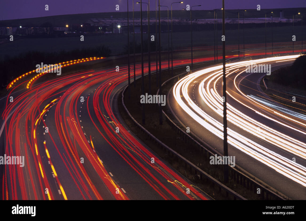 Verkehr-Scheinwerfer-Wanderwege in der Abenddämmerung auf der M62 Leeds Yorkshire UK Stockfoto