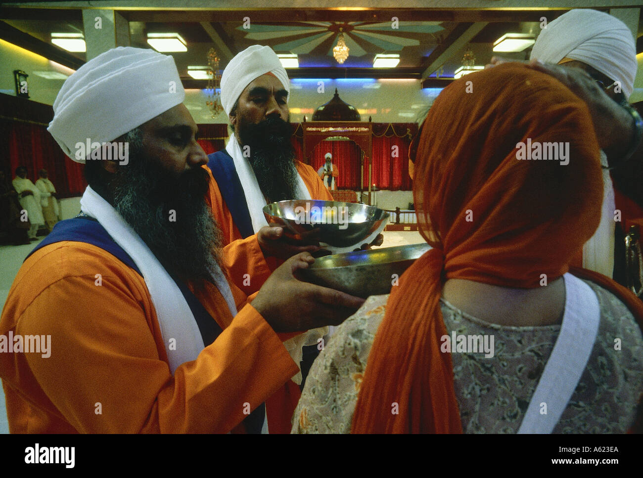 England Birmingham getauft Sikhs bekannt als Singhs oder Khalsa mit Schalen mit den Amrit Heiligen Nektar Stockfoto