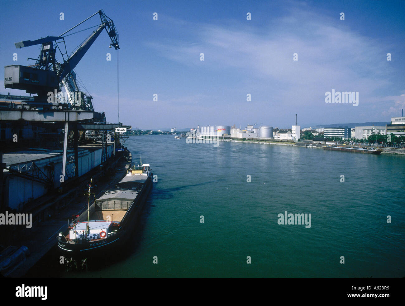 Containerschiff am Dock, Rhein, Basel, Schweiz Stockfoto
