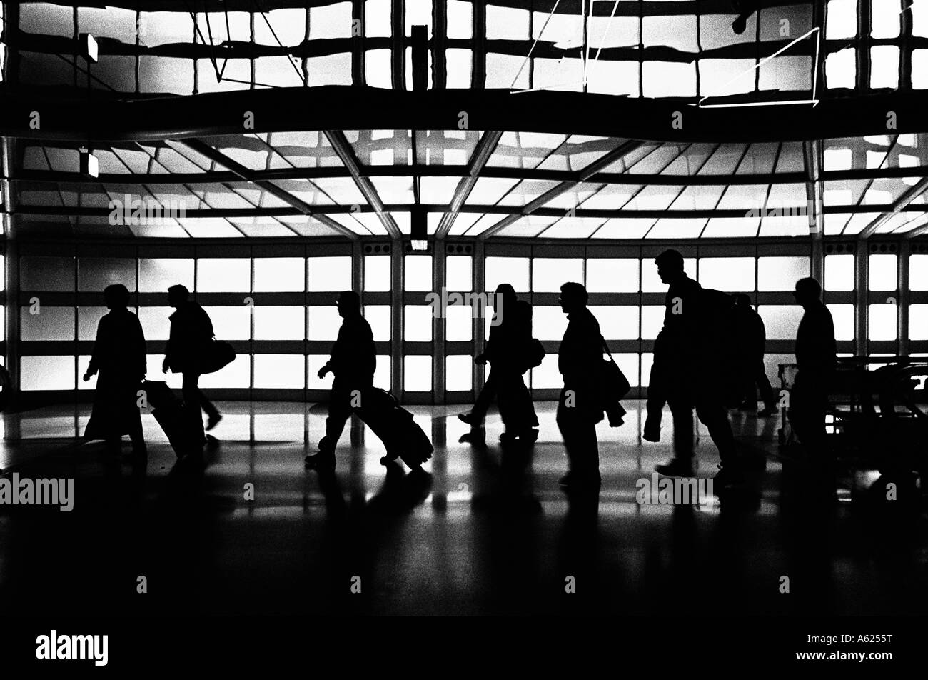 Reisende Fuß zwischen den Hallen in Chicago O' Hare International Airport. Stockfoto