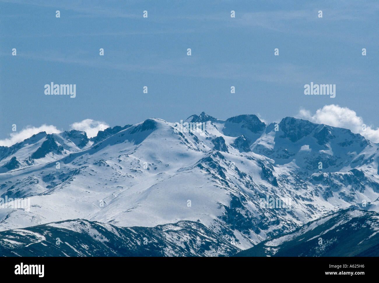 Erhöhte Ansicht von Schnee bedeckt Bergkette, Circo de Gredos, Avila, Provinz Ávila, Spanien Stockfoto