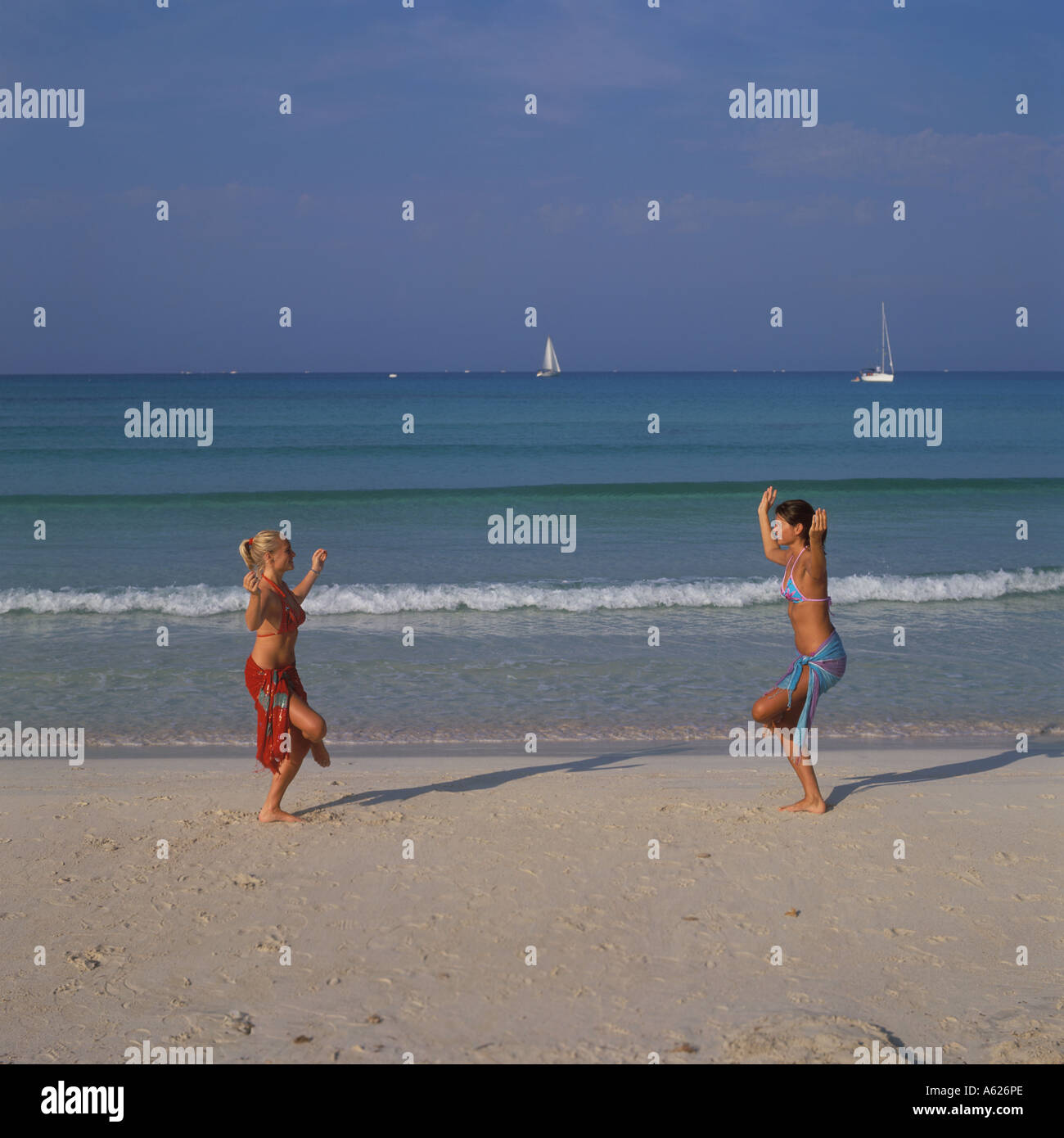 Strand Szene 2 Madchen Uben Yoga Stil Ubungen Am Es Trenc Platja De Trenc Sw Mallorca Balearen Spanien Stockfotografie Alamy