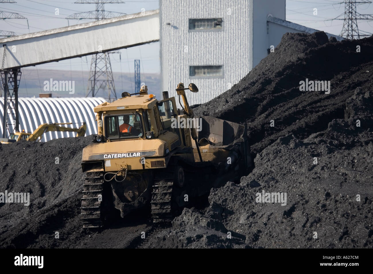 Bulldozer Asche auf die Kohle gefeuert Uskmouth Kraftwerk Newport Wales UK Stockfoto