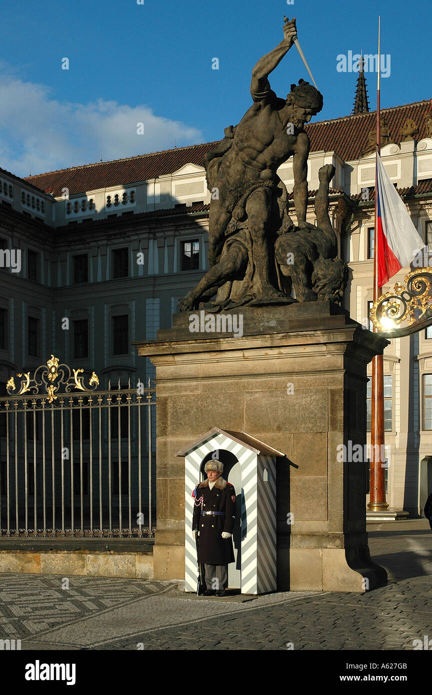 Soldat im Wachhäuschen Bewachung Prager Burg Tschechien Stockfoto