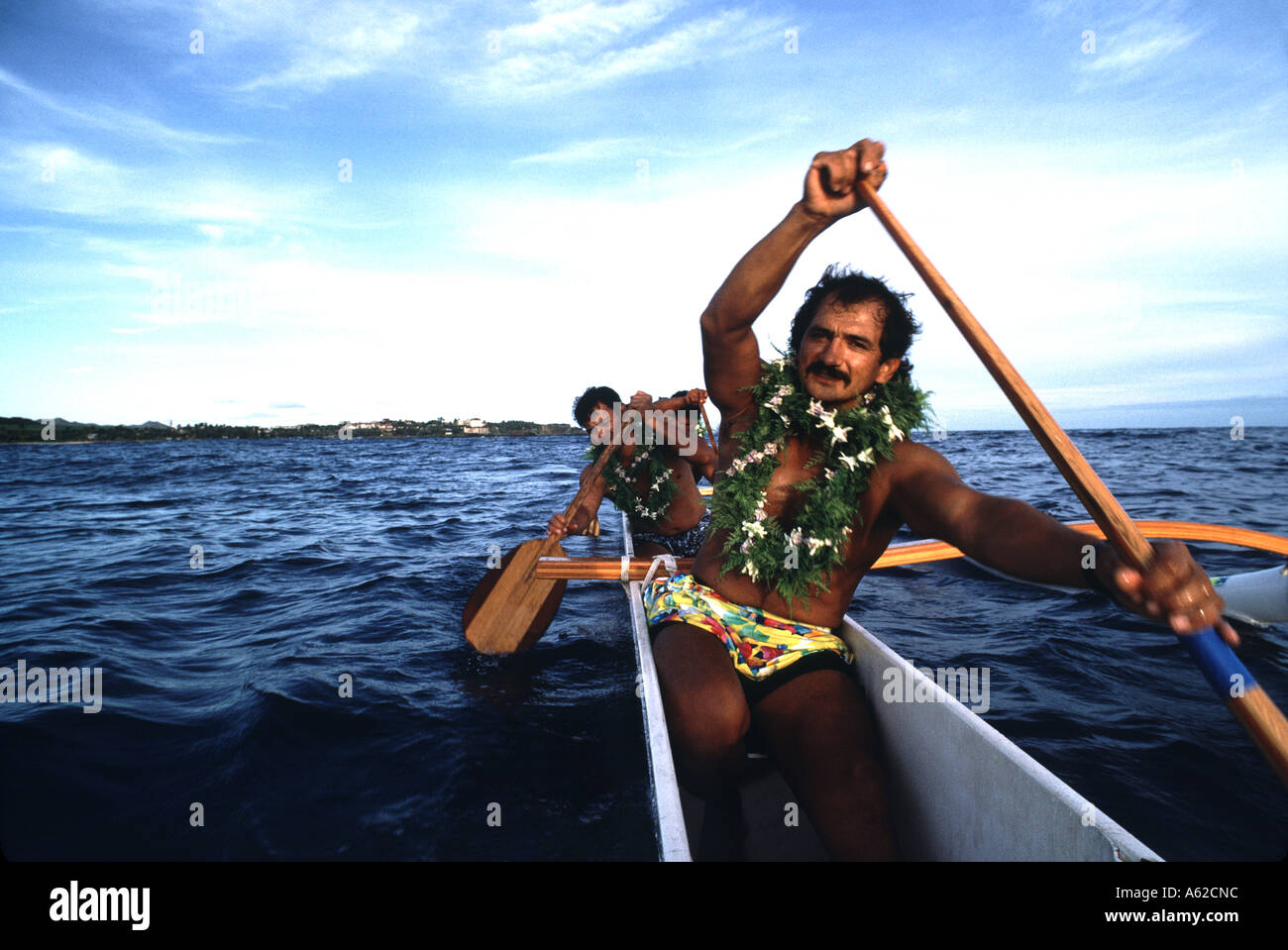 Eine Gruppe von Hawaiianer paddeln Sie ihr Kanu im Pazifik Stockfoto