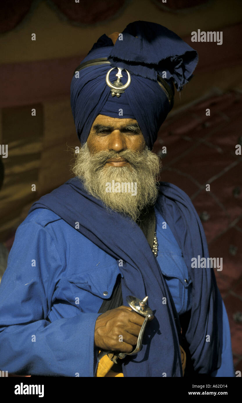 Mit ihren fließenden Bart erreichte Turban mit Quoits und fließenden blauen Kleidern geschmückt Stockfoto