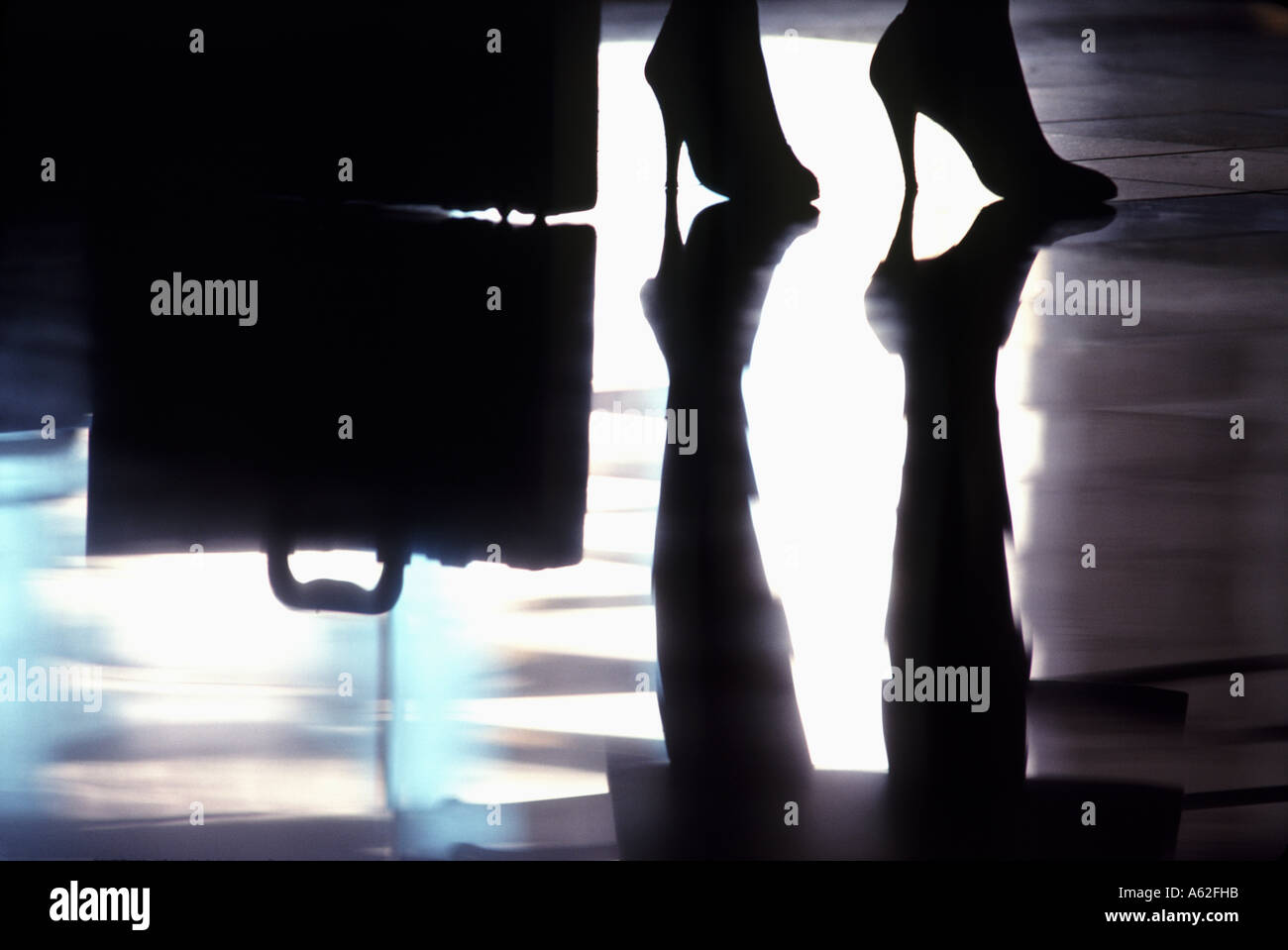 Eine grafische Übersicht über eine Frau Paar high Heels Nachdenken über eine Hotel-Lobby-Etage Stockfoto