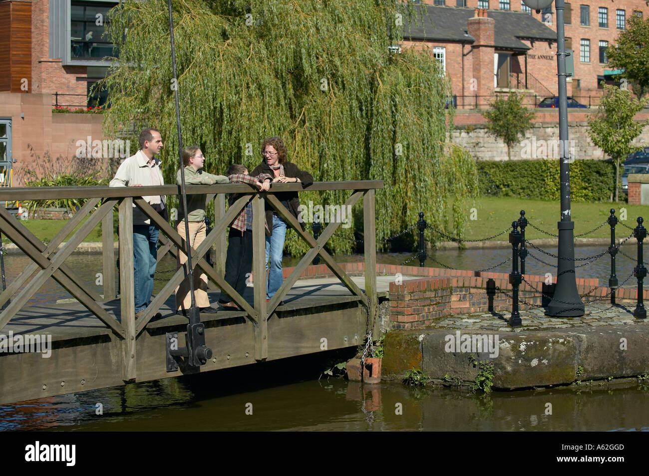 Familie spazieren und erkunden Castlefield einem historischen Teil von Manchester Stockfoto