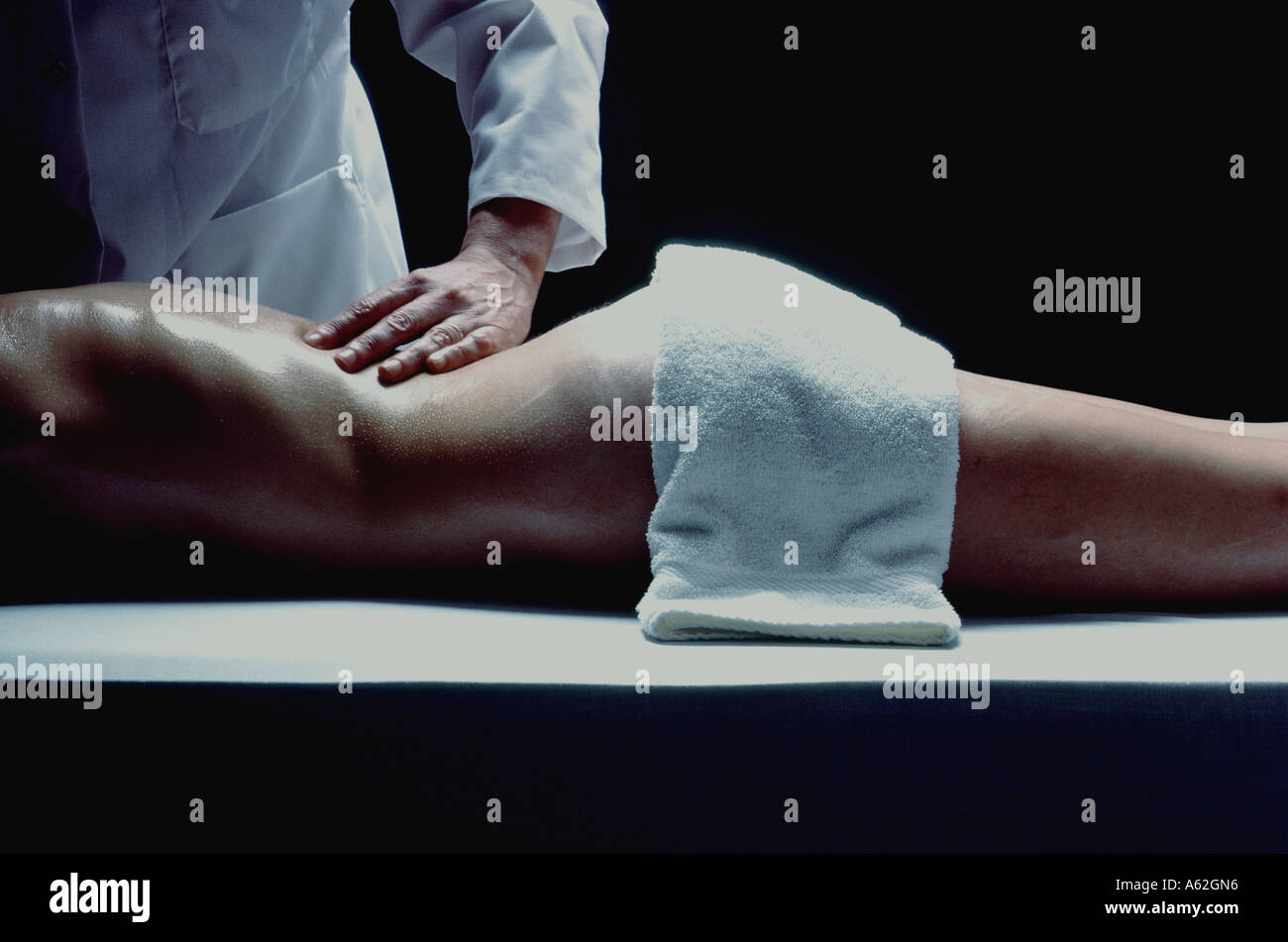 Eine Nahaufnahme von einer Frau bekommen eine Massage auf eine Kur. Stockfoto