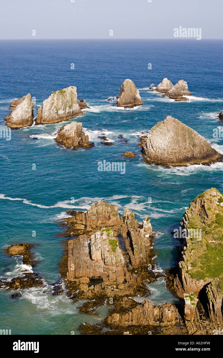 Landzunge mit Offshore-Felsen am Nugget Point der Catlins Südinsel Neuseelands Stockfoto