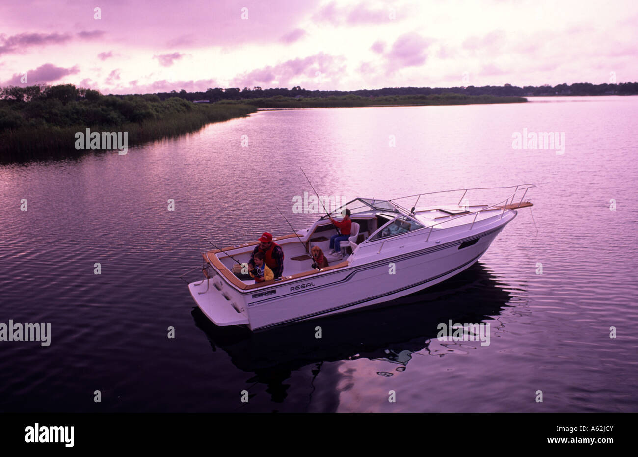 Vater und Söhne Angeln bei Sonnenuntergang im See entspannen Väter lieben Motorboot Stockfoto