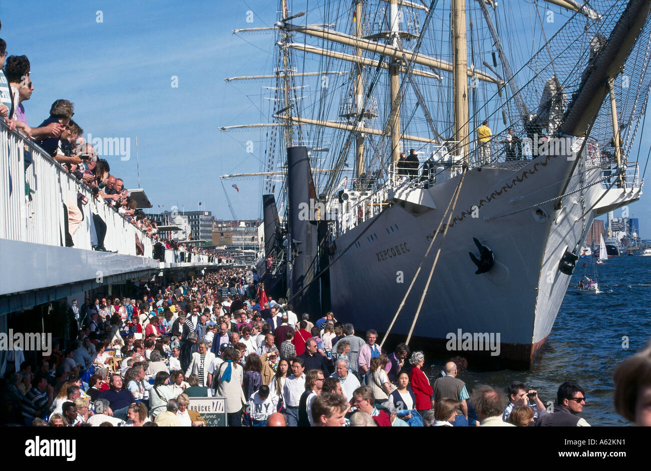 Gruppe von Menschen am Hafen in der Nähe von Schiff, Hamburg, Deutschland Stockfoto