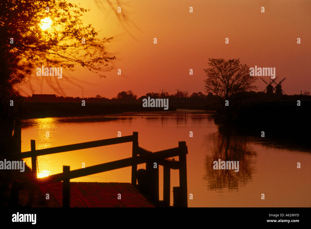 See bei Sonnenuntergang, Niedersachsen, Deutschland, Europa Stockfoto