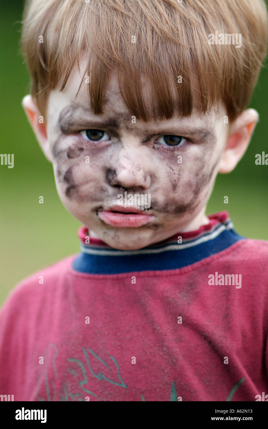 Junge Mit Schwarzen Schmutz Auf Seinem Gesicht Schmutzige Kinder Kinder Chaotisch Unrein Schmutzigen Schlamm Benotigen Eine Bad Boys Herr Stockfotografie Alamy