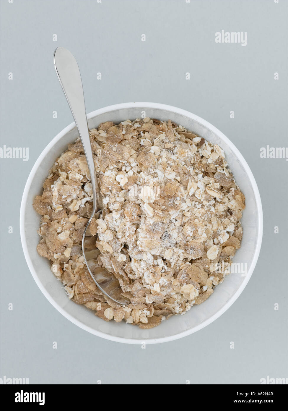 Müsli in Schüssel auf hellen grauen Hintergrund Stockfoto