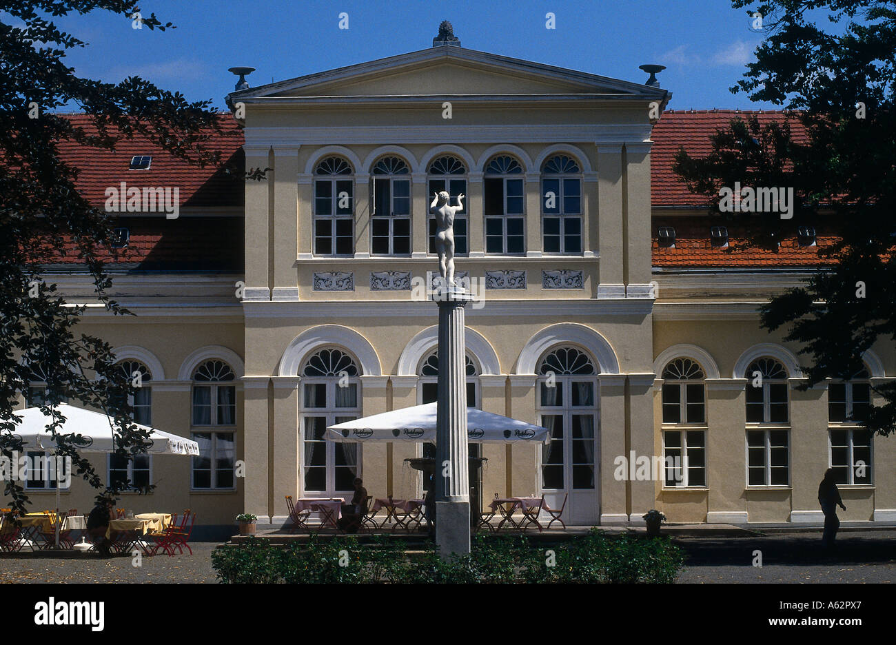 Denkmal vor dem Gebäude, Neustrelitz, Mecklenburg-Vorpommern, Deutschland Stockfoto