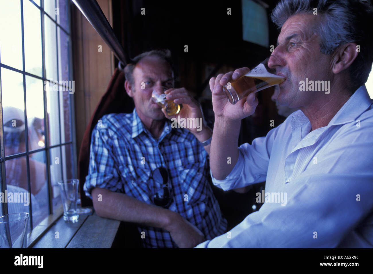 Australien Tasmanien Herr Max lange Darryl Pritchard, Bier im Pub Clarendon Arms Hotel in der Innenstadt von Evandale Stockfoto