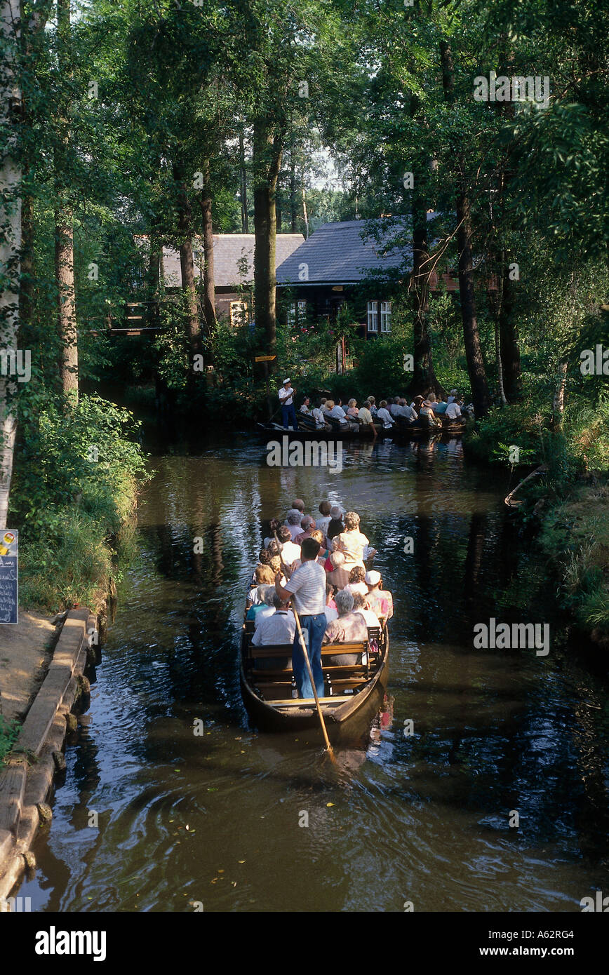 Touristen auf Booten im Kanal, Spreewald, Brandenburg, Deutschland Stockfoto
