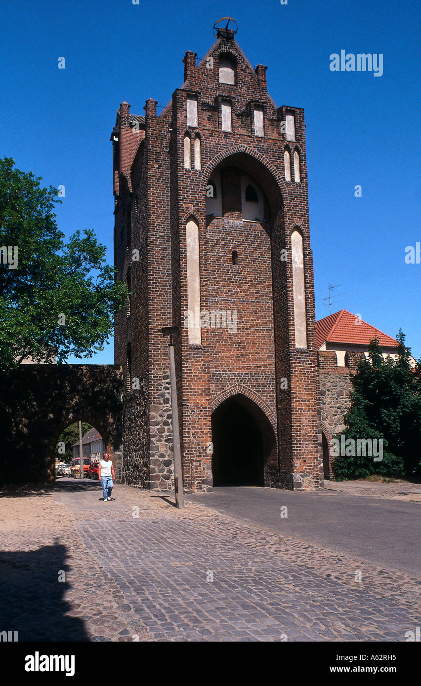 Niedrigen Winkel Blick auf Stadttor, Stargarder Tor, Neubrandenburg, Mecklenburg-Western Pomerania, Deutschland Stockfoto