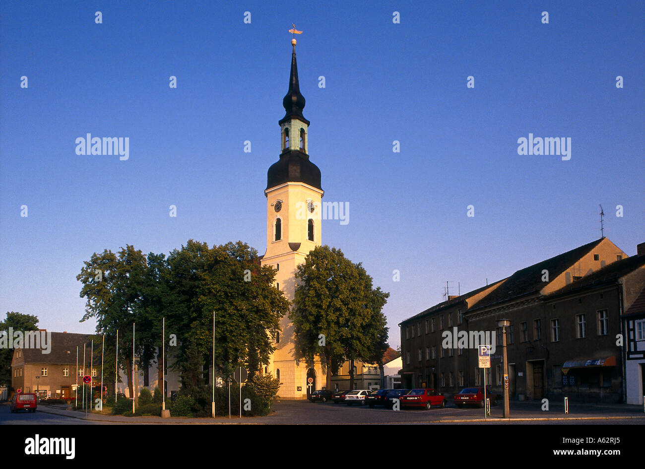 Niedrigen Winkel Ansicht der Turm der Kirche, Lubbenau, Brandenburg, Spreewald, Deutschland Stockfoto