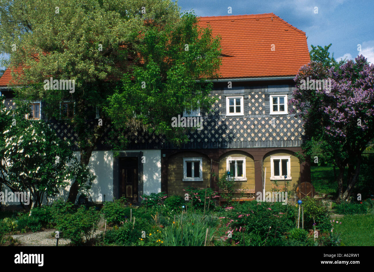 Bäume in der Nähe von Gebäude, Obercunnersdorf, Görlitz, Sachsen, Deutschland Stockfoto