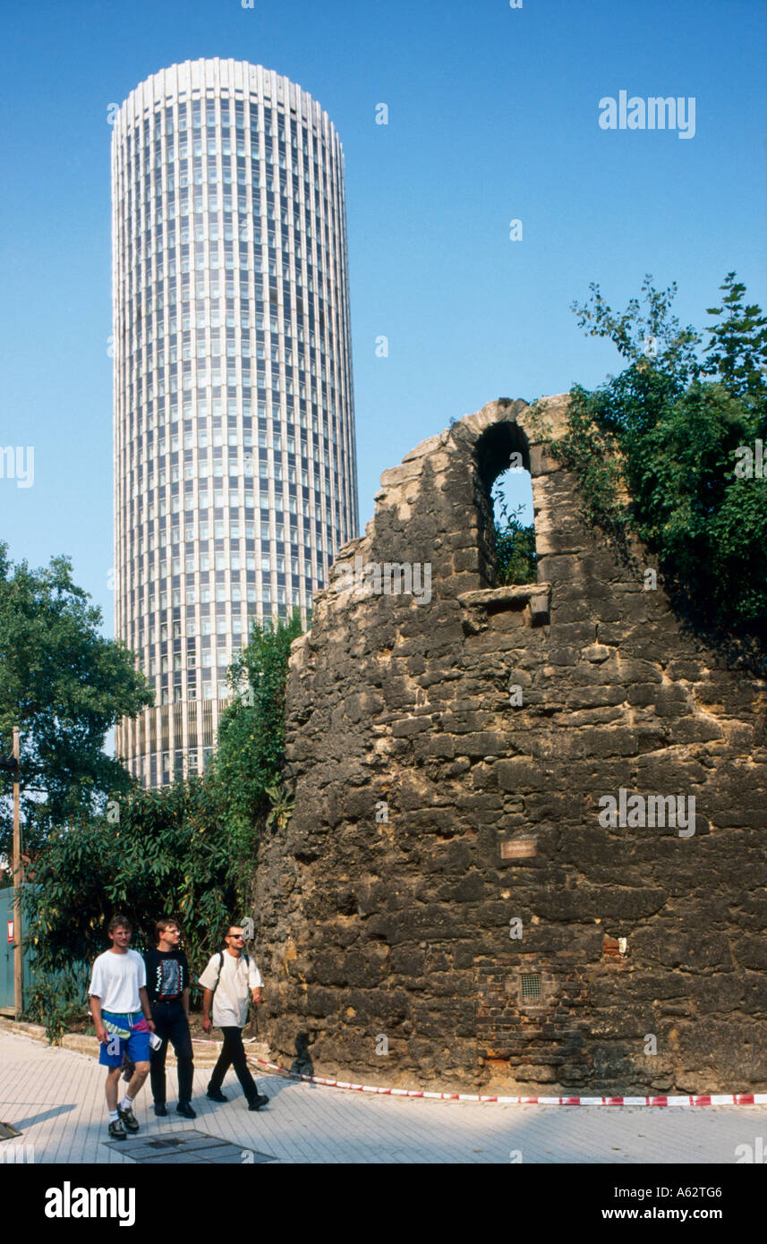 Drei Menschen zu Fuß auf Universität Weg mit Gebäude im Hintergrund, Jena, Thüringen, Deutschland Stockfoto