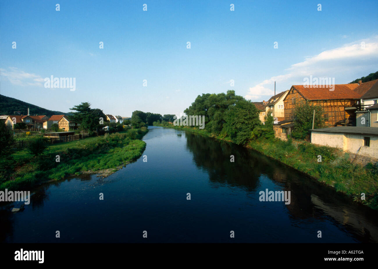 Fluss fließt durch die Stadt, Fluss Saale, Thüringen, Germany Stockfoto