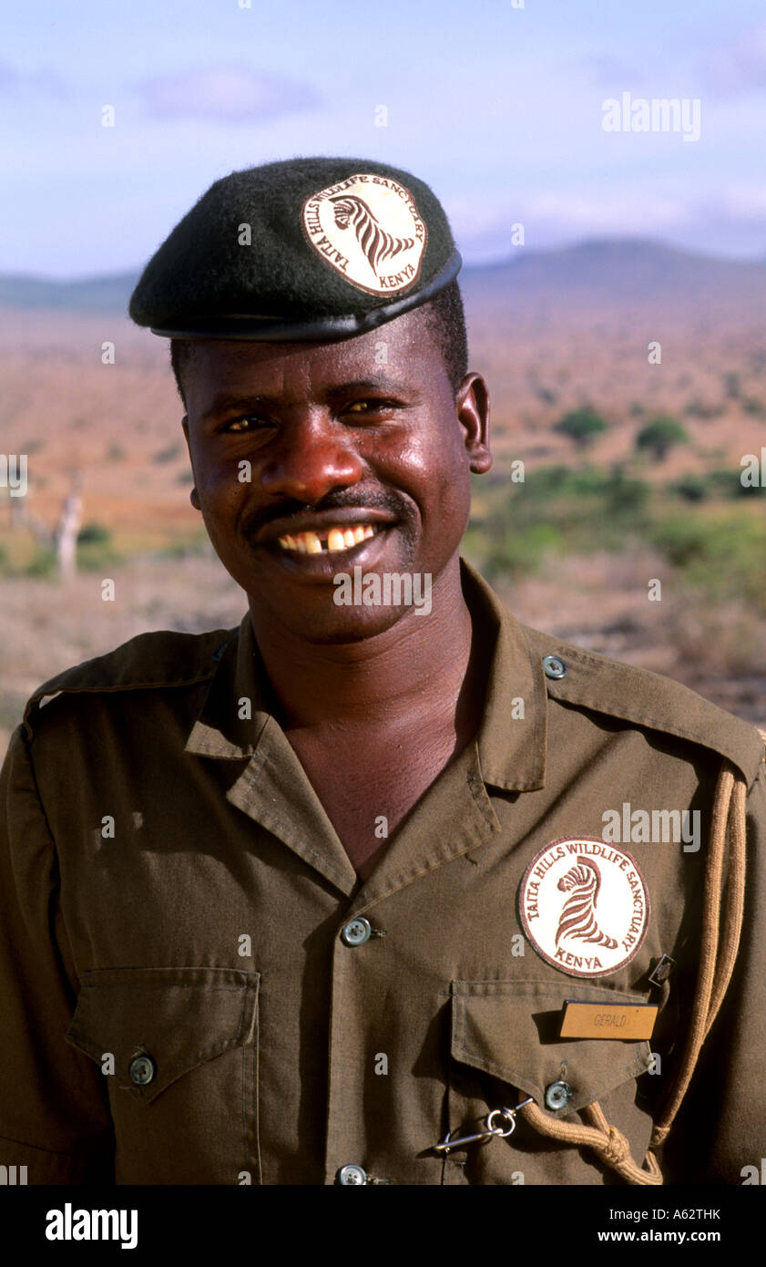Schwarze afrikanische Warden für Dschungel-Safaris in Uniform auf Masai Mara Kenia Afrika im Taita Hills Wildlife Sanctuary Stockfoto