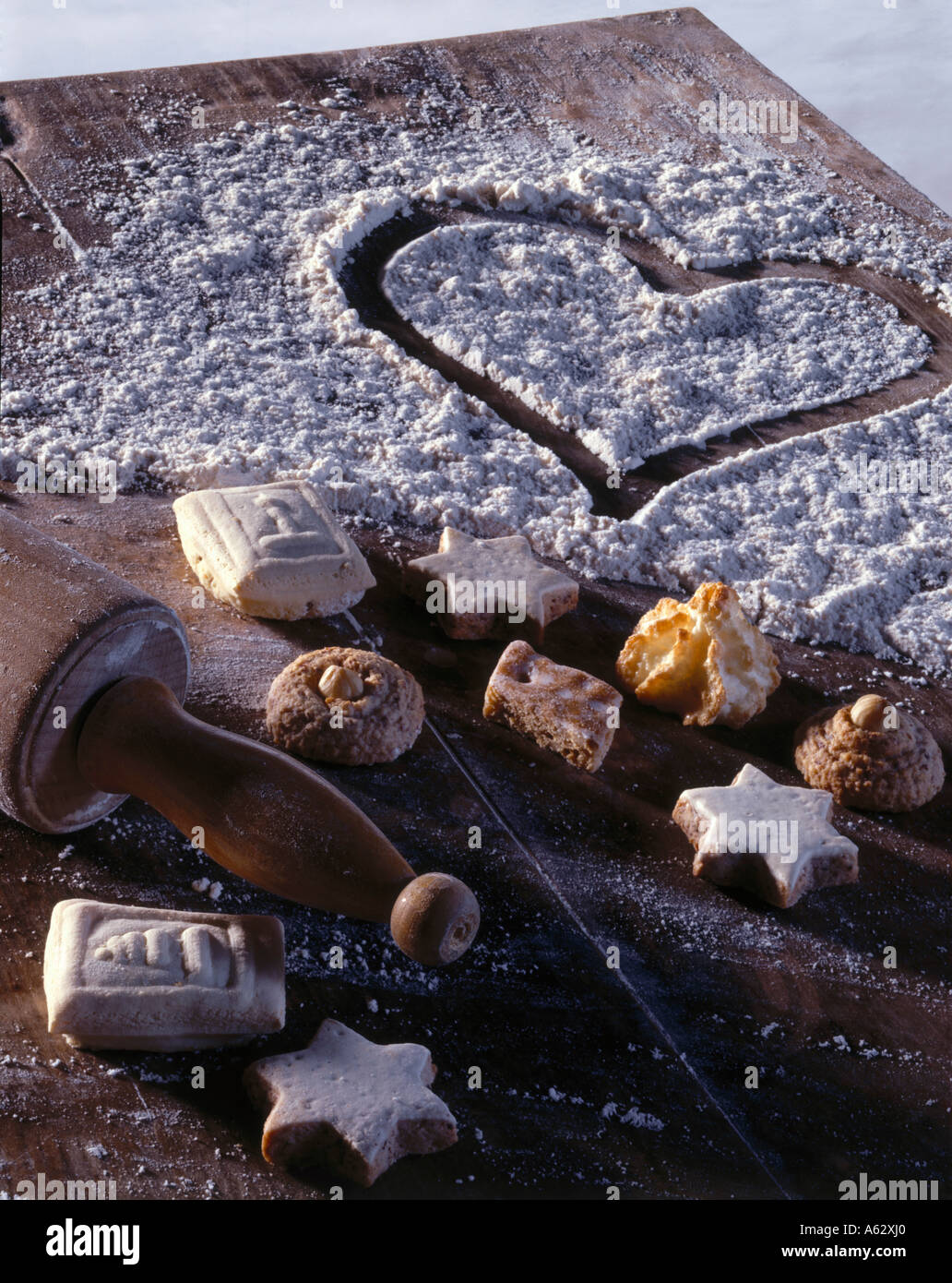 Herz auf bemehlten Fläche gezeichnet Stockfoto