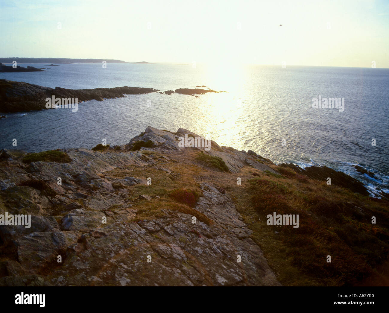 Felsformationen an der Küste während der Dämmerung, Finister, Bretagne, Frankreich Stockfoto