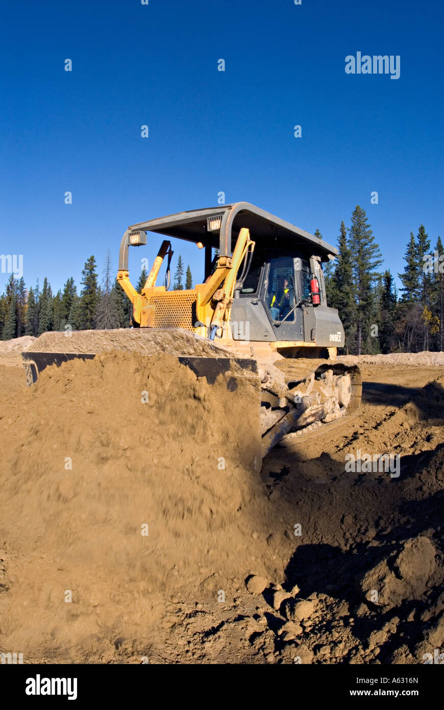 Ein Bulldozer bewegte Erde Stockfoto