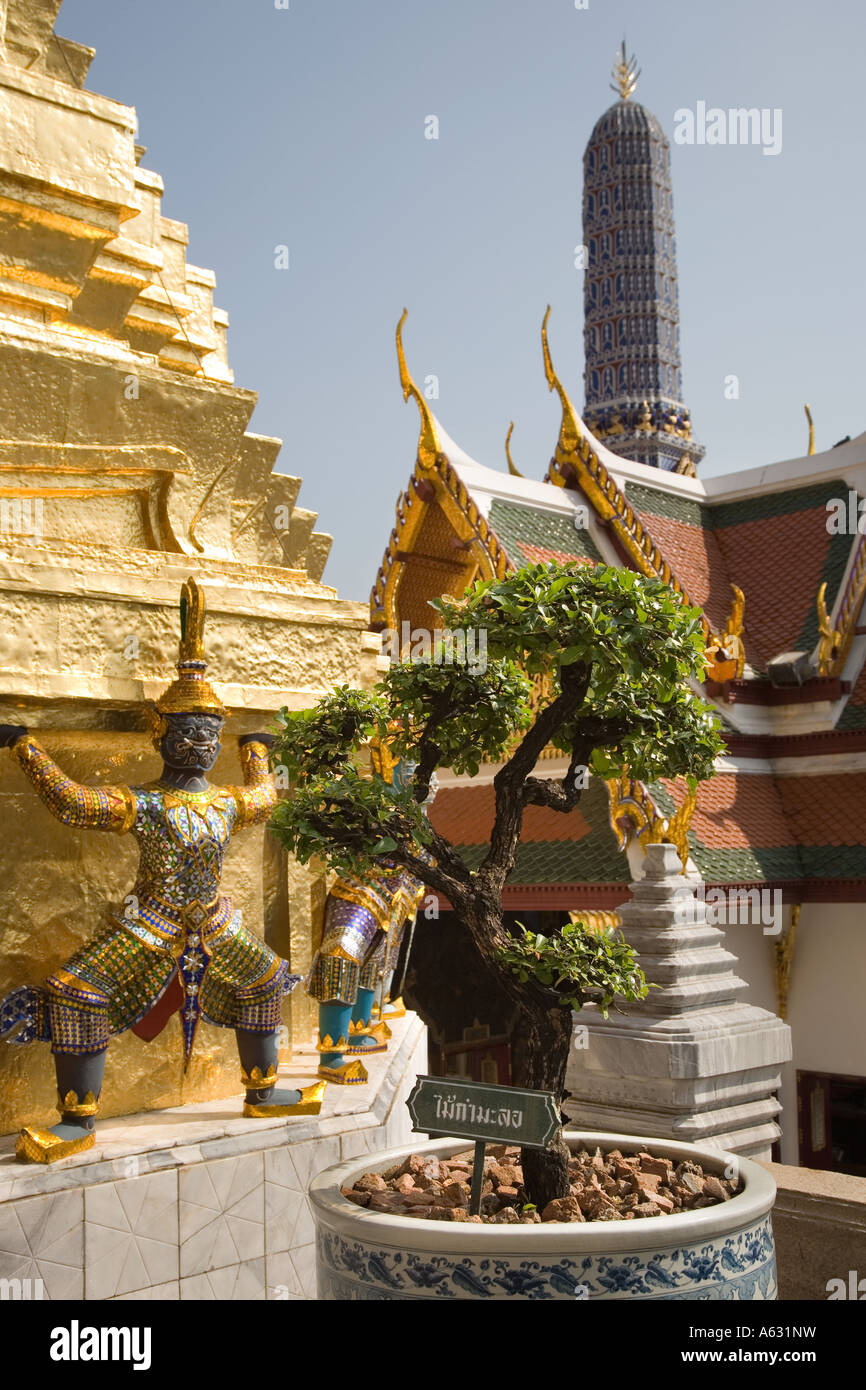 Statuen und Laub im Grand Palace Bangkok oder Royal Palace Thailand Stockfoto