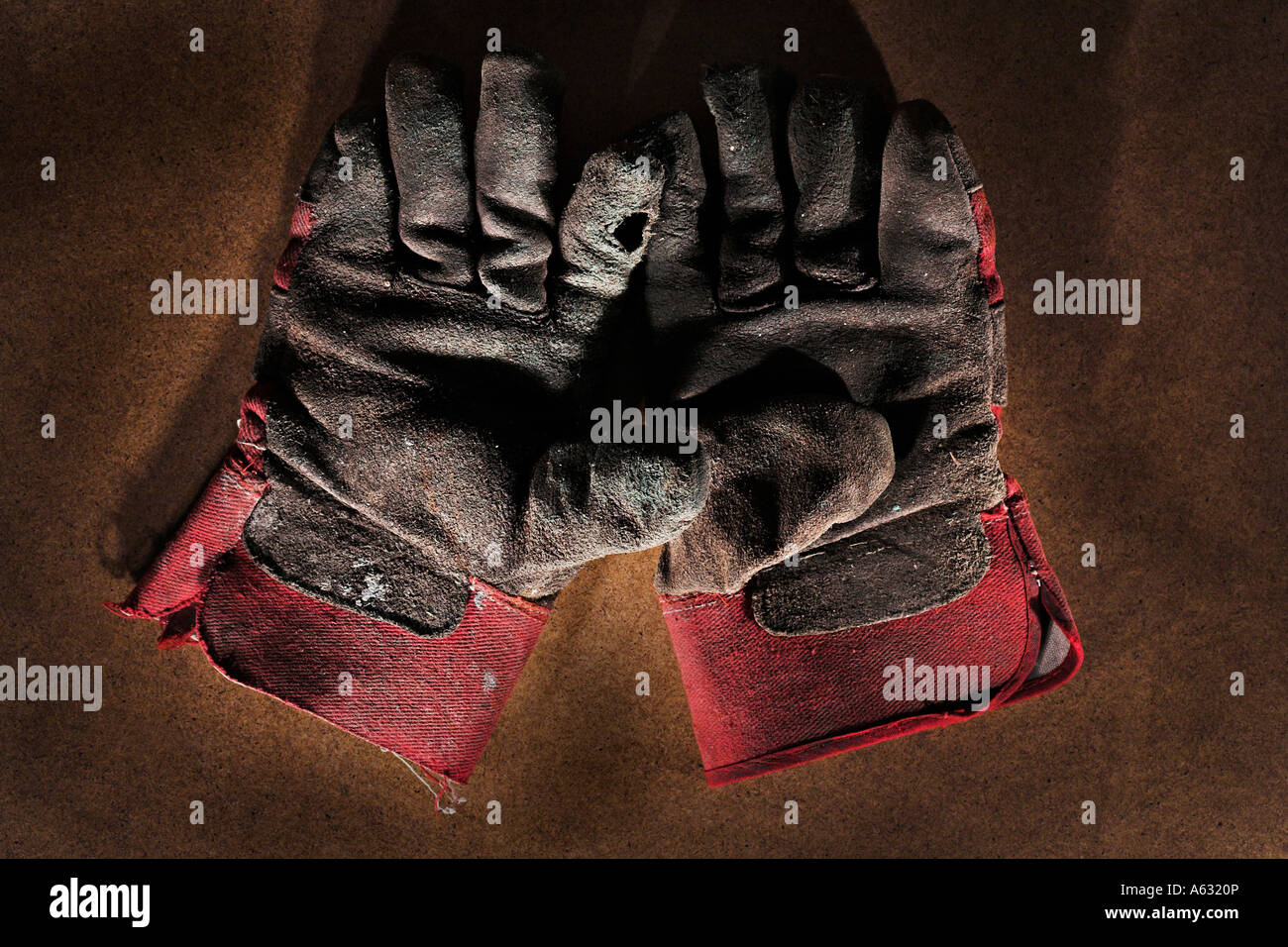 A des Arbeiters Leder Handschuhe getragen Stockfoto